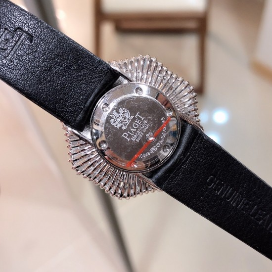 实拍 七夕好礼 PIAGET伯爵 Limelight非凡珍品腕表系列 表壳直径为33mm ,电镀白金,瑞士朗达石英机芯 。手表表壳由花瓣造型上镶嵌112颗特制切割方形钻石于表圈 彰显奢华 蓝宝石水晶镜面 搭配绸缎丝绢皮。这不仅是一款非凡的腕表,更堪称一件珠宝工艺杰作,完美结合创意 打破常规的切割,彰显着珠宝腕表的优雅魅力 实拍 七夕好礼 PIAGET伯爵 Limelight非凡珍品腕表系列 表壳直径为33mm ,电镀白金,瑞士朗达石英机芯 。手表表壳由花瓣造型上镶嵌112颗特制切割方形钻石于表圈 彰显奢华 蓝宝石水晶镜面 搭配绸缎丝绢皮。这不仅是一款非凡的腕表,更堪称一件珠宝工艺杰作,完美结合创意 打破常规的切割,彰显着珠宝腕表的优雅魅力