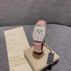 我们来咯～以最美的价格做最实在的品质实拍 法兰克穆勒 CINTREE CURVEX系列  316L  精钢表壳 ，CNC加工抛光表壳，全壳PVP真空电镀持色更久。底盖与表壳无缝拼接，精雕成形，扣子底部以及底盖内部延续法穆兰标志字体雕刻清晰！搭配制作过程相当复杂的拱形表盘，立体厚镀阿拉伯数字时标。 机芯采用进口石英机芯 走时精准。外壳采用5A级水钻手工镶钻法镶嵌，奢华璀璨。匠心打造，工艺完美。