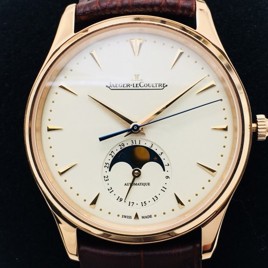 ZF【厚积“薄”发 年度大作】ZF新品,积家月相大师系列,表壳直径39mmX9.9mm与原装同步。六点钟的子盘拥有阳历阴历(月相)双期显示,月相一月转一圈,功能和正品一致。【技术突破】采用9015改积家自产Cal.925/1机芯,功能百分百同步原装自产机芯。走时稳定,素质坚挺。【细节突破】从侧面观察腕表盘面发现有微微的弧度,ZF为了达到这一效果,耗时费力多次调整模具,确保神韵和感觉能与原装相媲美。ZF积家月相大师,满足您对月相的一切美好情怀。 ZF【厚积“薄”发 年度大作】ZF新品,积家月相大师系列,表壳直径39mmX9.9mm与原装同步。六点钟的子盘拥有阳历阴历(月相)双期显示,月相一月转一圈,功能和正品一致。【技术突破】采用9015改积家自产Cal.925/1机芯,功能百分百同步原装自产机芯。走时稳定,素质坚挺。【细节突破】从侧面观察腕表盘面发现有微微的弧度,ZF为了达到这一效果,耗时费力多次调整模具,确保神韵和感觉能与原装相媲美。ZF积家月相大师,满足您对月相的一切美好情怀。