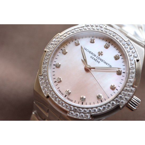 实拍【Vacheron Constantin江诗丹顿】纵横四海系列OVERSEAS女款小号型钢带款——一款极具魅力和旅行精神的女性腕表【表壳】直径36mm适合大部分女性佩戴,84颗圆形切割施华洛水更是钻璀璨夺目 【表盘】简约的大三针设计 旭日纹缎面拉丝的工艺处理 深邃优雅 时标均带白色夜光涂层 【机芯】CITIZEN8系列改Cal.5300机芯(机芯稳定零返修 ) 原装18k纳米镀金质摆陀 实拍【Vacheron Constantin江诗丹顿】纵横四海系列OVERSEAS女款小号型钢带款——一款极具魅力和旅行精神的女性腕表【表壳】直径36mm适合大部分女性佩戴,84颗圆形切割施华洛水更是钻璀璨夺目 【表盘】简约的大三针设计 旭日纹缎面拉丝的工艺处理 深邃优雅 时标均带白色夜光涂层 【机芯】CITIZEN8系列改Cal.5300机芯(机芯稳定零返修 ) 原装18k纳米镀金质摆陀