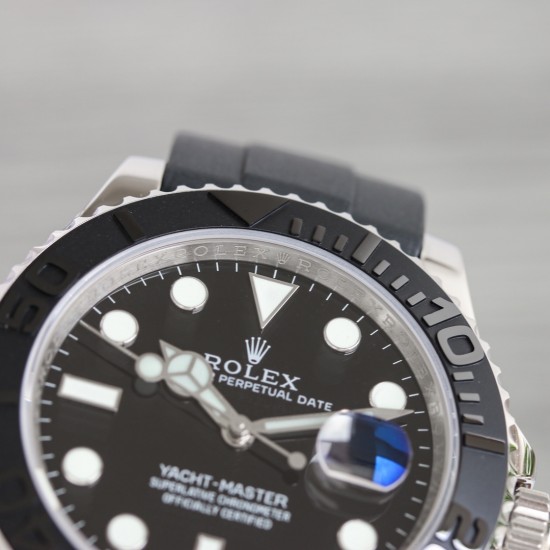 C厂 劳力士 ROLEX FC1 游艇名仕YACHT-MASTER 42mm 新品白游艇。正品开模，双向旋转外圈，不再松松垮垮，力度手感正品调教；亚洲手腕尺寸橡胶胶带按正品工艺包覆金属片，搭载2824全自动机械机芯 持久耐用且舒服；表壳上的钢印跟正品一样，不是普通刻字