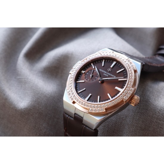 ★实拍 Vacheron Constantin江诗丹顿纵横四海系列OVERSEAS女款小号型2300v/2305v【表壳】表径3610.8mm 同步原装 质感细腻大方 蓝宝石镜面【字面】表盘经旭日纹缎面拉丝工艺处理 深邃优雅 18k金时标均带白色夜光涂层【机芯】CITIZEN8系列改Cal.5300机芯(机芯稳定零返修 )后原装18k纳米镀金质摆陀【表带扣】半马其他十字三片折叠式表扣 进口牛皮表带越欣赏 越懂欣赏 ★实拍 Vacheron Constantin江诗丹顿纵横四海系列OVERSEAS女款小号型2300v/2305v【表壳】表径3610.8mm 同步原装 质感细腻大方 蓝宝石镜面【字面】表盘经旭日纹缎面拉丝工艺处理 深邃优雅 18k金时标均带白色夜光涂层【机芯】CITIZEN8系列改Cal.5300机芯(机芯稳定零返修 )后原装18k纳米镀金质摆陀【表带扣】半马其他十字三片折叠式表扣 进口牛皮表带越欣赏 越懂欣赏