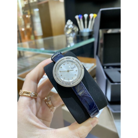 全网女生听我的!买它…❤️。 伯爵“时来运转”顶级奢侈品入门款精致的 29mm尺寸大小!第一眼看到它的时候我一眼就中,首先是外观设计足够百搭,➕上外层一圈可来回转动 很有寓意、一起“转动,遇见非凡”。上手很秀气,彩色鳄鱼皮可轻松拆卸 看上去就高端,机芯采用瑞士进口石英机芯,螺旋式表圈316L精钢打磨抛光 表面光亮如镜、表盘内圈钻石刻度 11颗⭕️圆形美钻(约0.07克拉)外圈一颗圆形美钻(约0.05克拉) 全网女生听我的!买它…❤️。 伯爵“时来运转”顶级奢侈品入门款精致的 29mm尺寸大小!第一眼看到它的时候我一眼就中,首先是外观设计足够百搭,➕上外层一圈可来回转动 很有寓意、一起“转动,遇见非凡”。上手很秀气,彩色鳄鱼皮可轻松拆卸 看上去就高端,机芯采用瑞士进口石英机芯,螺旋式表圈316L精钢打磨抛光 表面光亮如镜、表盘内圈钻石刻度 11颗⭕️圆形美钻(约0.07克拉)外圈一颗圆形美钻(约0.05克拉)
