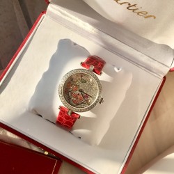 ❤️实拍 卡地亚-Cartier 满钻藤花系列腕表 双排钻侧身 搭配亮黑.红色鳄鱼皮瑞士石英机芯 蓝宝石水晶玻璃镜面 百搭经典尺寸35mm。表盘媚丽搭配并缀有彩色饰以密镶藤花的造型 奢华极致你值得拥有它。