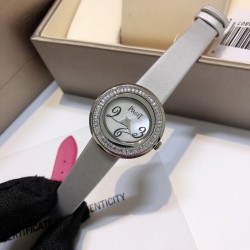 新T形方钻❗️」伯爵-PIAGT，POSESSION时来运转系列，女士皮带腕表，镶饰方钻石，旋转圈口。这款高级女士腕表以Posession系列的标志性旋转圆环为灵感，搭配璀璨钻石彰显标志性风格，进口瑞士机芯，蓝宝石水晶玻璃，采用原装针式表扣佩戴方便！尺寸:29mm「MX实拍」