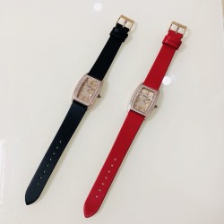 PlAGET-伯爵 Limelight酒桶形系列！尺寸27 x 38毫米。镶饰方形美钻。黑色陶瓷表冠。表扣镶饰13颗圆形美钻。蓝宝石水晶玻璃。这款Limelight酒桶形腕表犹如一套女装晚礼服，其白金表壳的每一面都镶饰着两行排列整齐的圆形美钻，将奢华优雅演绎得淋漓尽致。黑色的陶瓷表冠与黑色丝缎表带彼此呼应，形成了绝妙的搭配。银色的表盘泛着彩虹的光晕，而精巧纤细的黑色罗马数字时标则记录着光阴的流转，一览无遗。请认准独家细节品质。