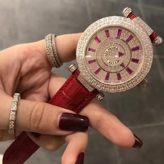 FRANCK MULLER【法兰克•穆勒】神秘时间 玩转表界 2020年新款女式腕表,官网同步更新,奢华的经典著作当属FM出品,纯钢外壳,镶嵌施华洛世奇水晶,高端的奢华与尊贵,经典满钻字面,突破设计风格和寓意深刻,改变需要新形象,你值得拥有。进口2836全自动机械,蓝宝石镜面,亮色真牛皮表带。尺寸大号42mm 小号38mm FRANCK MULLER【法兰克•穆勒】神秘时间 玩转表界 2020年新款女式腕表,官网同步更新,奢华的经典著作当属FM出品,纯钢外壳,镶嵌施华洛世奇水晶,高端的奢华与尊贵,经典满钻字面,突破设计风格和寓意深刻,改变需要新形象,你值得拥有。进口2836全自动机械,蓝宝石镜面,亮色真牛皮表带。尺寸大号42mm 小号38mm