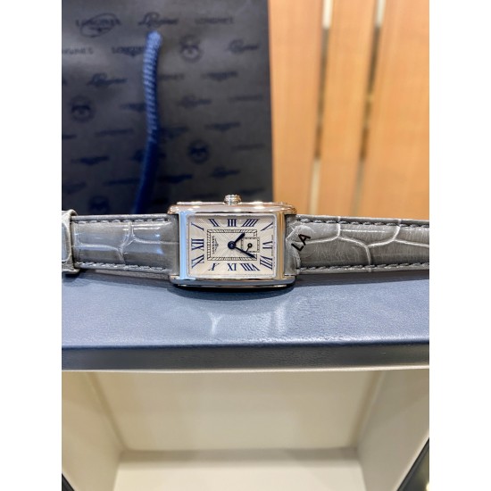 LA厂出品 浪琴表黛绰维纳20.80 X 32.00mm 石英女士腕表!正品原装机芯L178石英机芯!拥有低电量提醒功能!石英机芯没电了秒针会四秒一跳!这个时候就需要换电池啦!浪琴排名皇后级别的当属黛绰维纳系列女表 以意大利语中的Dolce Vita为名 寓意甜美生活 寓意意式生活邂逅现代浪漫 通过几何线条与柔美曲线塑造出现代优雅与妩媚姿态 银色表盘的雕花、以及蓝钢指针等精致细节都烘托出佩戴者纯正的优雅与贵气 ! LA厂出品 浪琴表黛绰维纳20.80 X 32.00mm 石英女士腕表!正品原装机芯L178石英机芯!拥有低电量提醒功能!石英机芯没电了秒针会四秒一跳!这个时候就需要换电池啦!浪琴排名皇后级别的当属黛绰维纳系列女表 以意大利语中的Dolce Vita为名 寓意甜美生活 寓意意式生活邂逅现代浪漫 通过几何线条与柔美曲线塑造出现代优雅与妩媚姿态 银色表盘的雕花、以及蓝钢指针等精致细节都烘托出佩戴者纯正的优雅与贵气 !