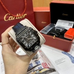 BV 出品-卡地亚SANTOS系列腕表          又添新成员了技术特点：1⃣️镜面：蓝宝石玻璃表镜2⃣️表带：精钢表链、意大利牛皮表带3⃣️表壳：精钢、ADLC碳镀层4⃣️表冠：精钢表冠、镶嵌黑色多切面合          成尖晶石5⃣️表盘：黑色6⃣️尺寸：47.5X39.8X9.38mm7⃣️机芯：进口9019机