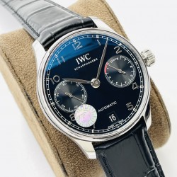 【ZF Factory销量神器】V5升级版 IWC万国葡7－葡萄牙系列 七日链 ！1⃣️搭载定制版自动机械机芯！2⃣️独立小秒针，真动能指示！3⃣️蓝宝石玻璃镜面！4⃣️定制版意大利牛皮表带，原装扣子！5⃣️直径42毫米！ZF出品 必属精品 欢迎您的品鉴！