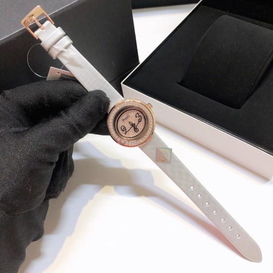【GB厂】伯爵-PIAGET POSSESSION 系列,全新高级珠宝系列,18K白金镶钻,旋转式表圈,镶嵌37颗圆型美钻,寓意着时来运转,富贵逼人,采用轻柔的缎面材质皮带,与钻石散发的耀眼光芒造型形成优雅对比。Piageet 以逾百年的奢华珠宝腕间闪耀之作铺镶满钻的字面 挑战美学工艺的界限 独特大胆的创意风格与凝练腕间的璀璨美学,正待 与您邂逅。尺寸29X6.8mm 【GB厂】伯爵-PIAGET POSSESSION 系列,全新高级珠宝系列,18K白金镶钻,旋转式表圈,镶嵌37颗圆型美钻,寓意着时来运转,富贵逼人,采用轻柔的缎面材质皮带,与钻石散发的耀眼光芒造型形成优雅对比。Piageet 以逾百年的奢华珠宝腕间闪耀之作铺镶满钻的字面 挑战美学工艺的界限 独特大胆的创意风格与凝练腕间的璀璨美学,正待 与您邂逅。尺寸29X6.8mm
