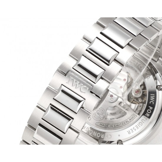 V6S新品,IWC万国表为其经典全新葡萄牙系列计时腕表推出首款精钢表链款式。IWC万国表首次为这款经典时计系列腕表配备精钢表链,令IWC万国表葡萄牙系列计时腕表更添几分灵活随性。表链经过抛光与拉丝工艺修饰,精密入微,优美雅致;蝴蝶式折叠表扣赋予其符合人体工学的贴心设计,细腻贴合手腕,佩戴无比舒适。配备精钢表链的全新表款采用精钢表壳,腕表内部搭载IWC万国表自制69355型计时机芯,坚固而精准,采用经典导柱轮设计,透过蓝宝石玻璃表背可纵览机芯风采。高效双向棘爪上链系统提供46小时动力储备。 V6S新品,IWC万国表为其经典全新葡萄牙系列计时腕表推出首款精钢表链款式。IWC万国表首次为这款经典时计系列腕表配备精钢表链,令IWC万国表葡萄牙系列计时腕表更添几分灵活随性。表链经过抛光与拉丝工艺修饰,精密入微,优美雅致;蝴蝶式折叠表扣赋予其符合人体工学的贴心设计,细腻贴合手腕,佩戴无比舒适。配备精钢表链的全新表款采用精钢表壳,腕表内部搭载IWC万国表自制69355型计时机芯,坚固而精准,采用经典导柱轮设计,透过蓝宝石玻璃表背可纵览机芯风采。高效双向棘爪上链系统提供46小时动力储备。
