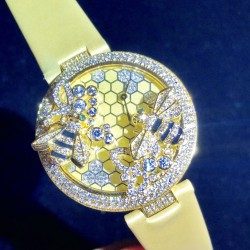 实拍 Cartier-卡地亚 创意宝石BESTIAIRE系列 HPI00480 珐琅 40毫米 石英机芯 女士腕表 黄金表盘 镶钻 半透明黄色内填珐琅 2只黄金蜜蜂装饰 镶嵌明亮式切割圆钻 黄色钻石及黑色珐琅条纹 4枚祖母绿蜂眼 这款腕表由尊贵超凡的金属雕琢而成 并衬以珍奇夺目的宝石 堪称高级珠宝中的真正典范 不仅如此 把一株繁茂的植物或者一只惊艳的动物设计成为表盘的造型 既给品牌创意增添了一丝神秘 又在作品中蕴藏了一份雅致