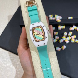 实拍 理查德米勒 RichardMille 糖果棉花糖 最新爆款 bon bon系列最稀有的作品！克服传统工艺打破模式！钟表最受尊敬的技术之一。不是所有人的嫁妆，棉花糖运动曲线和颜色，它们是诱人的。有了理查德米勒，实现了把棉花糖戴在你的手腕上！白色陶瓷加上黄粉绿搪瓷表盘，RM-07柔和的颜色创造了一个组合...甜蜜！糖果店的一次旅行，一个让人难以置信的艺术品。你会戴上它吗？
