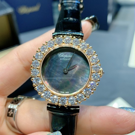 实拍 萧邦新款不断 重点推荐 重磅来袭 LHEUR DU DIAMANT珠宝镶系列,全套精钢镂空打造,光滑精致无暇,采用最新手法三爪镶石工艺,与原装正品一致,尺寸及细节完美至无可挑剔,整表美轮美奂由你任意搭配出行或各种宴会派对,该款专用进口石英机芯,走时稳定性众所周知!表扣饱满不显臃肿,蓝宝石水晶镜面,钻石及整个表扣呈现的弧度与镂空的鸟巢壳身完美绝配,搭配之对应效果令你无可挑剔,表带制作精良,狠下本钱采用进口高光牛皮 一点也不逊于市场的一般鳄鱼皮,尺寸:30mm厚10mm 实拍 萧邦新款不断 重点推荐 重磅来袭 LHEUR DU DIAMANT珠宝镶系列,全套精钢镂空打造,光滑精致无暇,采用最新手法三爪镶石工艺,与原装正品一致,尺寸及细节完美至无可挑剔,整表美轮美奂由你任意搭配出行或各种宴会派对,该款专用进口石英机芯,走时稳定性众所周知!表扣饱满不显臃肿,蓝宝石水晶镜面,钻石及整个表扣呈现的弧度与镂空的鸟巢壳身完美绝配,搭配之对应效果令你无可挑剔,表带制作精良,狠下本钱采用进口高光牛皮 一点也不逊于市场的一般鳄鱼皮,尺寸:30mm厚10mm