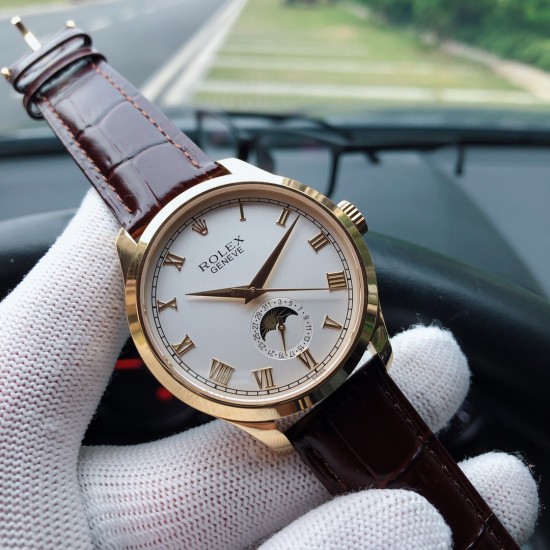SJ出品 Rolex 劳力士 R33 新款休闲腕表(男士升级版真月相功能腕表系列),采用316精钢表壳、蓝宝石玻璃、 意大利进口小牛皮,原装针扣。日历和月相所有功能和原装机芯一致机芯改装复刻原装瑞士2824➖2全自动机芯(6位真日历与24小时日月星辰功能),振频:28800每小时振荡次数动力储备,具备超强防水功能。表里如一,独具匠心。三杰精致推荐男士机械腕表 SJ为你精心打造超真实实物图拍摄 SJ出品 Rolex 劳力士 R33 新款休闲腕表(男士升级版真月相功能腕表系列),采用316精钢表壳、蓝宝石玻璃、 意大利进口小牛皮,原装针扣。日历和月相所有功能和原装机芯一致机芯改装复刻原装瑞士2824➖2全自动机芯(6位真日历与24小时日月星辰功能),振频:28800每小时振荡次数动力储备,具备超强防水功能。表里如一,独具匠心。三杰精致推荐男士机械腕表 SJ为你精心打造超真实实物图拍摄