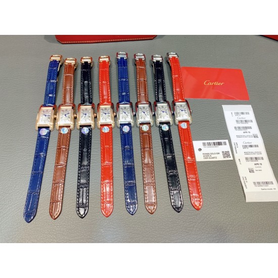卡地亚-美国坦克-Cartier Tank Amricaine腕表,小号表款,三码合一。采用蓝宝水石晶镜面,瑞士石英机芯。原版开模,精钢表壳,八角形表冠,镶嵌一颗合成蓝色尖晶石,镀银表盘,剑形蓝钢指针,搭配原装光面折叠表扣,采用进口多色小牛皮。腕大表器优雅,深行受家青睐。表壳尺寸:34.80 x 19.00毫米。 卡地亚-美国坦克-Cartier Tank Amricaine腕表,小号表款,三码合一。采用蓝宝水石晶镜面,瑞士石英机芯。原版开模,精钢表壳,八角形表冠,镶嵌一颗合成蓝色尖晶石,镀银表盘,剑形蓝钢指针,搭配原装光面折叠表扣,采用进口多色小牛皮。腕大表器优雅,深行受家青睐。表壳尺寸:34.80 x 19.00毫米。