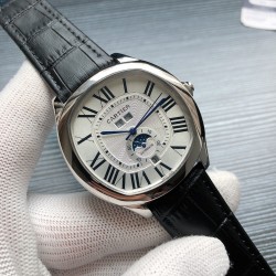 卡地亚 Drive de Cartier X1 6位日历及24小时渐变式昼夜显示腕表。12位星期，月份独特显示。敏锐、独立、优雅，这正是Drive男士的风格。他秉承独树一帜的人生态度和思考方式，熟稔真正的生活艺术。从容不迫的外表之下，隐藏着细腻而高贵的灵魂。自由不羁是他与生俱来的品格。1904-FU MC型全自动机械机芯。表壳尺寸42mm，八角形表冠，雕纹表盘，罗马时标，剑形指针。折叠表扣。独家放送！三杰精致推荐男士机腕表 SJ为你精心打造超真实实物图拍摄