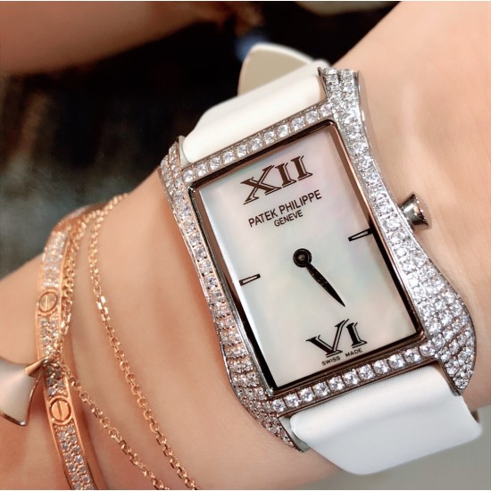 实拍 PATEK PHILIPPE百达翡丽系列 女士腕表(白金表壳搭配沙丁布带,表圈镶嵌天然锆石,蓝宝石玻璃,搭载瑞士石英机芯,尺寸30*34*7毫米) 实拍 PATEK PHILIPPE百达翡丽系列 女士腕表(白金表壳搭配沙丁布带,表圈镶嵌天然锆石,蓝宝石玻璃,搭载瑞士石英机芯,尺寸30*34*7毫米)