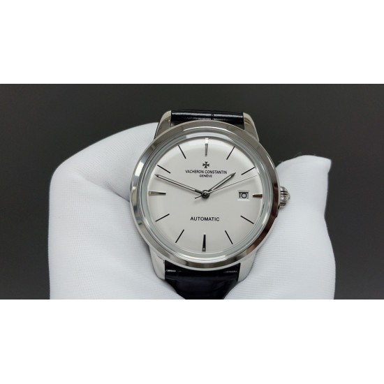 【TW 最新出品爆款推荐 】江诗丹顿Vacheron constantin 经典之美品鉴江诗.丹顿传袭系列腕表!TW制表师团队历时8个月精心设计,敢为人先,力求完美。 款式采用原装9015机芯,每小时振频28800次,零返修质量✅。TW厂独家研发壳套,独家的锅盖玻璃材质!直径40mm,超强3D立体感,超薄工艺。款式表盘上采用经典独家内影作为刻度,更显示出这款腕表的华贵气质。款式搭配意大利牛皮让手腕更贴合舒适 ⌚️江诗丹顿,你终将拥有的腕表 【TW 最新出品爆款推荐 】江诗丹顿Vacheron constantin 经典之美品鉴江诗.丹顿传袭系列腕表!TW制表师团队历时8个月精心设计,敢为人先,力求完美。 款式采用原装9015机芯,每小时振频28800次,零返修质量✅。TW厂独家研发壳套,独家的锅盖玻璃材质!直径40mm,超强3D立体感,超薄工艺。款式表盘上采用经典独家内影作为刻度,更显示出这款腕表的华贵气质。款式搭配意大利牛皮让手腕更贴合舒适 ⌚️江诗丹顿,你终将拥有的腕表