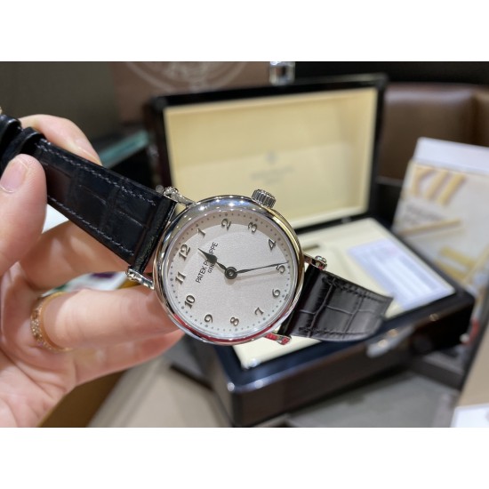 表中之王——百达翡丽   2021新款百达古典系列女款，型号7200R-001，表盘字面采用与官方一致乳白色粒纹表盘和金质立体字块，蓝宝石双卜玻璃，搭配超薄全自动机械机芯cal.240，超薄款牛皮，针扣款式与官方一致，表径34.6mm，厚度9.5mm，颜值真的不输积家卡地亚呀越看越美[哇]