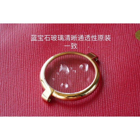 卡地亚淬火烤蓝针立体感十足有光泽无任何毛刺,珐琅材质表盘晶莹剔透质感好,表盘颜色多次修改色差降到最低高度还原,3D印刷技术平整均匀 。蓝宝石玻璃清晰通透性原装一致,表冠镶嵌同原装一样材质的蓝色尖晶石,在光线下显现出透明蓝色光泽,后盖拉丝纹路细腻工整一丝不苟,刻字清晰,雕刻十分细致深度角度恰到好处,玫瑰花和鸭子细节层次分明立体还原。 卡地亚淬火烤蓝针立体感十足有光泽无任何毛刺,珐琅材质表盘晶莹剔透质感好,表盘颜色多次修改色差降到最低高度还原,3D印刷技术平整均匀 。蓝宝石玻璃清晰通透性原装一致,表冠镶嵌同原装一样材质的蓝色尖晶石,在光线下显现出透明蓝色光泽,后盖拉丝纹路细腻工整一丝不苟,刻字清晰,雕刻十分细致深度角度恰到好处,玫瑰花和鸭子细节层次分明立体还原。