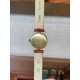鳄鱼皮新品发布 奢华版满天星镶钻表盘卡地亚小旋风must de小金表vintage中古断货王，性价比高闭眼入。神仙颜值美绝trinity，小孩子才做选择，成年人都是all in![色]表径24mm，超薄厚度5.8mm，搭载瑞士石英机芯，罗马刻度奶油盘，简洁大两针，后镶天然美钻搭配鳄鱼皮表带更奢华超级闪。可仙可盐可甜，精致优雅上手绝美。时尚是一个经典的轮回～说不定今年的复古风，你就是走得最驾轻就熟的一个。推荐指数：⭐⭐⭐⭐⭐