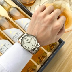 浪琴 Longines 精品男士腕表，经典大三针设计，尊贵大气，绅士风范，卓越品质，热卖全城。采用全自动机械机芯，顶级316精钢表壳表带，矿物质超强镜面，尺寸40*13
