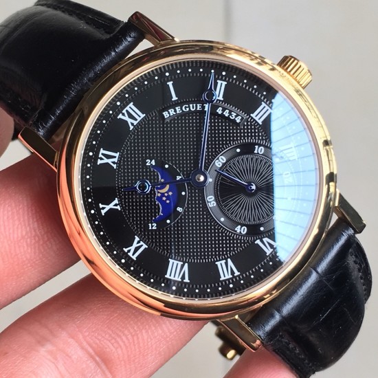 BREGUET 4434 宝玑Classique 腕表系列!探索宝玑悠久璀璨的历史,徜徉于引人入胜的宝玑世界!缔造完美制表技术的典范——走时精确、显示清晰、线条优雅。此纤薄腕表系列,配备自动上链机芯,均忠实于宝玑一贯秉承的技术理念、卓越工艺与传统价值。全新小秒+24小时半圆型日月星辰显示,搭配钢蓝指针,40cm尺寸,全新上市! BREGUET 4434 宝玑Classique 腕表系列!探索宝玑悠久璀璨的历史,徜徉于引人入胜的宝玑世界!缔造完美制表技术的典范——走时精确、显示清晰、线条优雅。此纤薄腕表系列,配备自动上链机芯,均忠实于宝玑一贯秉承的技术理念、卓越工艺与传统价值。全新小秒+24小时半圆型日月星辰显示,搭配钢蓝指针,40cm尺寸,全新上市!