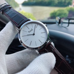 伯爵 PIAGET B0 超薄，直径40厚度8MM，采用改装高品质手翻机芯Cal.1400：原装一致夹板刻字，机芯稳定！蓝宝石水晶镜面，原装比例细节！特别注重手表的大小，弧度，抛光，刻字！ 外壳均采用真空电镀，特别是白金款式光亮不掉色，纯正316进口钢材使整表更有坠感，欢迎比对！双面进口意大利小牛皮和原装扣！ 三十米防水！三杰精致推荐男士超薄机械腕表 SJ为你精心打造超真实实物图拍摄