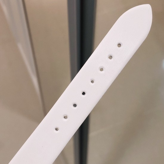 实拍 PlAGET-伯爵 Limelight酒桶形系列!尺寸27 x 38毫米。镶饰方形美钻。黑色陶瓷表冠。表扣镶饰13颗圆形美钻。蓝宝石水晶玻璃。这款Limelight酒桶形腕表犹如一套女装晚礼服,其白金表壳的每一面都镶饰着两行排列整齐的圆形美钻,将奢华优雅演绎得淋漓尽致。黑色的陶瓷表冠与黑色丝缎表带彼此呼应,形成了绝妙的搭配。银色的表盘泛着彩虹的光晕,而精巧纤细的黑色罗马数字时标则记录着光阴的流转,一览无遗。请认准独家细节品质。 实拍 PlAGET-伯爵 Limelight酒桶形系列!尺寸27 x 38毫米。镶饰方形美钻。黑色陶瓷表冠。表扣镶饰13颗圆形美钻。蓝宝石水晶玻璃。这款Limelight酒桶形腕表犹如一套女装晚礼服,其白金表壳的每一面都镶饰着两行排列整齐的圆形美钻,将奢华优雅演绎得淋漓尽致。黑色的陶瓷表冠与黑色丝缎表带彼此呼应,形成了绝妙的搭配。银色的表盘泛着彩虹的光晕,而精巧纤细的黑色罗马数字时标则记录着光阴的流转,一览无遗。请认准独家细节品质。