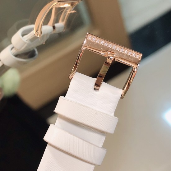 实拍 PlAGET-伯爵 Limelight酒桶形系列!尺寸27 x 38毫米。镶饰方形美钻。黑色陶瓷表冠。表扣镶饰13颗圆形美钻。蓝宝石水晶玻璃。这款Limelight酒桶形腕表犹如一套女装晚礼服,其白金表壳的每一面都镶饰着两行排列整齐的圆形美钻,将奢华优雅演绎得淋漓尽致。黑色的陶瓷表冠与黑色丝缎表带彼此呼应,形成了绝妙的搭配。银色的表盘泛着彩虹的光晕,而精巧纤细的黑色罗马数字时标则记录着光阴的流转,一览无遗。请认准独家细节品质。 实拍 PlAGET-伯爵 Limelight酒桶形系列!尺寸27 x 38毫米。镶饰方形美钻。黑色陶瓷表冠。表扣镶饰13颗圆形美钻。蓝宝石水晶玻璃。这款Limelight酒桶形腕表犹如一套女装晚礼服,其白金表壳的每一面都镶饰着两行排列整齐的圆形美钻,将奢华优雅演绎得淋漓尽致。黑色的陶瓷表冠与黑色丝缎表带彼此呼应,形成了绝妙的搭配。银色的表盘泛着彩虹的光晕,而精巧纤细的黑色罗马数字时标则记录着光阴的流转,一览无遗。请认准独家细节品质。