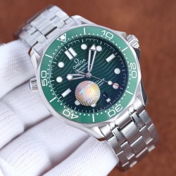 最新！绿海马！OMEGA 欧米茄 幽海之绿诠释海洋传奇2022新款绿海马！42mm的表壳,激光雕刻的波纹表盘,镂空指针和排氨气阀门等。配色上则采用经典的绿色表盘搭配绿色表圈，单向旋转表圈同样采用绿色陶瓷材质,光亮的表圈上饰以白色珐琅潜水刻度,呼应整体设计。