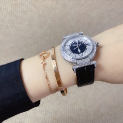 ★实拍 萧邦 CHOPARD IMPERIALE 系列腕表。独特风格带您走进一个新阶段并且成功塑造了崇尚自我表达和与众不同的生活化概念，316精钢材质，此表款全手工镶嵌施华洛世奇水晶钻，成为了美式奢侈生活风格的代表！进口石英机芯以及精细做工，佩戴贴手舒适，设计风格简约明朗。充满奢华璀璨的气息，光彩夺人、让你瞬间提升华丽的气质 ！