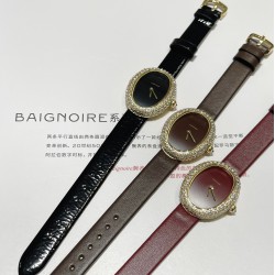 Baignoire de Cartier W:25mm L:32mmBaignoire de Cartier 卡地亚Baignoire1920#浴缸1920系列，进口瑞士石英机芯。316L精钢表壳表扣。整体5A莫桑石镶嵌，淬火钢蓝指针，拱形水晶镜面。表壳尺寸：宽度25mm长度32mm
