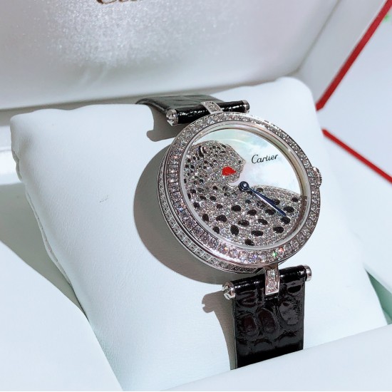 实拍 卡地亚-Cartier，狠货来袭，全真镶钻字面，瑞士石英机芯，加厚蓝宝石镜面[强]搭配美洲鳄鱼皮带[耶]尺寸35mm，超级漂亮、时尚不容错过