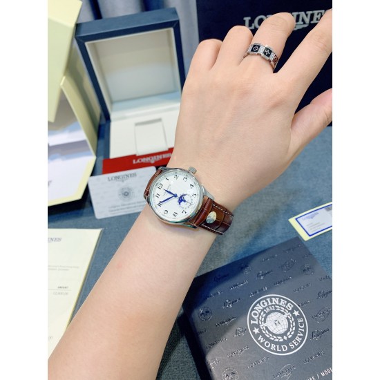 【赵丽颖同款】Longines浪琴 名匠系列女士腕表。全新浪琴名匠月相腕表系列。 诠释女性高贵典雅。精钢表壳直径:34毫米尺寸。官方一致6字位月相1-31日期显示功能。进口石英机芯。三码合一。采用进口头层牛皮、原装蝴蝶扣。珍珠母贝表盘在女表中是运用较多的元素,浪琴为其搭配了12颗钻石时标,将女性魅力发挥到极致。盘面6点钟位置的小表盘显示月相和日期,兼顾实用性和浪漫感,精巧别致。字表盘扫描打版,颜色、“麦粒”格纹深浅、内影字体大小粗细与正品完全一致。 【赵丽颖同款】Longines浪琴 名匠系列女士腕表。全新浪琴名匠月相腕表系列。 诠释女性高贵典雅。精钢表壳直径:34毫米尺寸。官方一致6字位月相1-31日期显示功能。进口石英机芯。三码合一。采用进口头层牛皮、原装蝴蝶扣。珍珠母贝表盘在女表中是运用较多的元素,浪琴为其搭配了12颗钻石时标,将女性魅力发挥到极致。盘面6点钟位置的小表盘显示月相和日期,兼顾实用性和浪漫感,精巧别致。字表盘扫描打版,颜色、“麦粒”格纹深浅、内影字体大小粗细与正品完全一致。