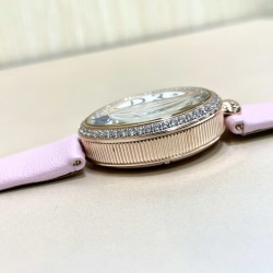 实拍 宝玑新品那不勒斯皇后  机械版本、穹面玻璃，从侧面看不仅有鱼眼效果，还能折射钻石带来的璀璨光芒，表针烧钢蓝针、有牛皮、绢丝带、鳄鱼皮表带