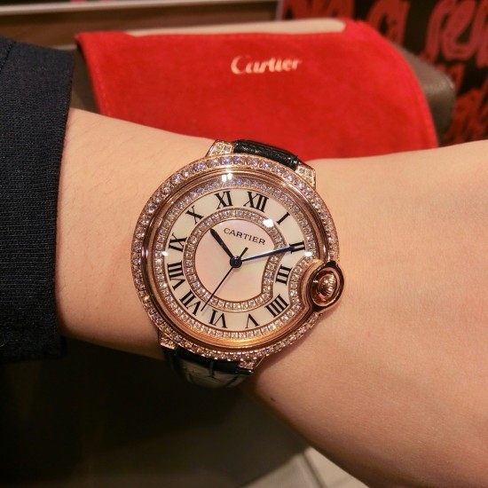 高品质, Ballon Bleu de Cartier卡地亚蓝气球腕表奢华系列,百搭尺寸36mm,简约又别具品味,搭配进口意大利鳄鱼纹小牛皮制作摒弃了现代盛行的繁复华丽的修饰,以简约重新诠释唯美,打造独家高品质,采用斯华洛水晶钻石制作出表盘 优雅精致高贵气质尽显无漏 高品质, Ballon Bleu de Cartier卡地亚蓝气球腕表奢华系列,百搭尺寸36mm,简约又别具品味,搭配进口意大利鳄鱼纹小牛皮制作摒弃了现代盛行的繁复华丽的修饰,以简约重新诠释唯美,打造独家高品质,采用斯华洛水晶钻石制作出表盘 优雅精致高贵气质尽显无漏