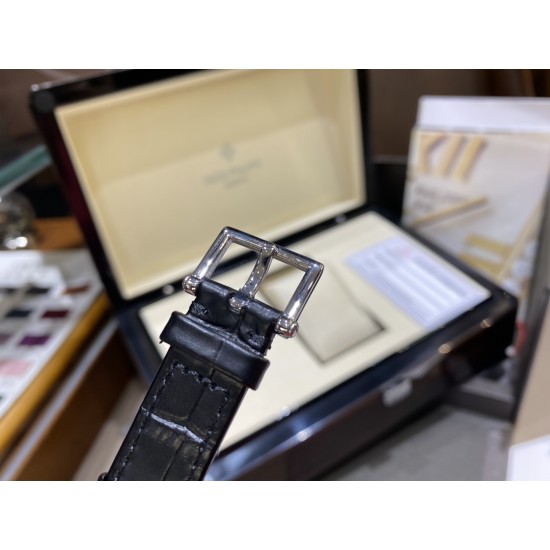 表中之王——百达翡丽   2021新款百达古典系列女款，型号7200R-001，表盘字面采用与官方一致乳白色粒纹表盘和金质立体字块，蓝宝石双卜玻璃，搭配超薄全自动机械机芯cal.240，超薄款牛皮，针扣款式与官方一致，表径34.6mm，厚度9.5mm，颜值真的不输积家卡地亚呀越看越美[哇]