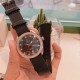 欧米茄 OMEGA 海马系列 AQUA TERRA 至臻天文台女士腕表环镶璀璨美钻,诠释情致迷人风范。表盘以白色珍珠母贝制成,平添柔和细腻质感,搭配镶钻小时刻度。全新尼龙表带与牛皮表带,不同组合,焕新风采。腕表与表带和谐相称,让您尝试不同的搭配方式,收获无限惊喜发掘专属于您的个性腕表造型! 欧米茄 OMEGA 海马系列 AQUA TERRA 至臻天文台女士腕表环镶璀璨美钻,诠释情致迷人风范。表盘以白色珍珠母贝制成,平添柔和细腻质感,搭配镶钻小时刻度。全新尼龙表带与牛皮表带,不同组合,焕新风采。腕表与表带和谐相称,让您尝试不同的搭配方式,收获无限惊喜发掘专属于您的个性腕表造型!