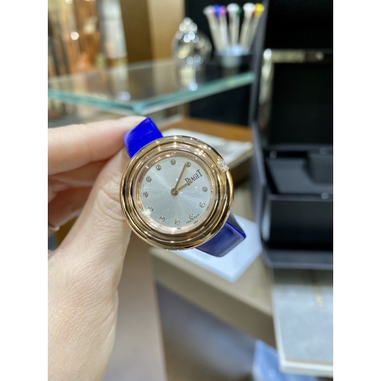 全网女生听我的!买它…❤️。 伯爵“时来运转”顶级奢侈品入门款精致的 29mm尺寸大小!第一眼看到它的时候我一眼就中,首先是外观设计足够百搭,➕上外层一圈可来回转动 很有寓意、一起“转动,遇见非凡”。上手很秀气,彩色鳄鱼皮可轻松拆卸 看上去就高端,机芯采用瑞士进口石英机芯,螺旋式表圈316L精钢打磨抛光 表面光亮如镜、表盘内圈钻石刻度 11颗⭕️圆形美钻(约0.07克拉)外圈一颗圆形美钻(约0.05克拉) 全网女生听我的!买它…❤️。 伯爵“时来运转”顶级奢侈品入门款精致的 29mm尺寸大小!第一眼看到它的时候我一眼就中,首先是外观设计足够百搭,➕上外层一圈可来回转动 很有寓意、一起“转动,遇见非凡”。上手很秀气,彩色鳄鱼皮可轻松拆卸 看上去就高端,机芯采用瑞士进口石英机芯,螺旋式表圈316L精钢打磨抛光 表面光亮如镜、表盘内圈钻石刻度 11颗⭕️圆形美钻(约0.07克拉)外圈一颗圆形美钻(约0.05克拉)