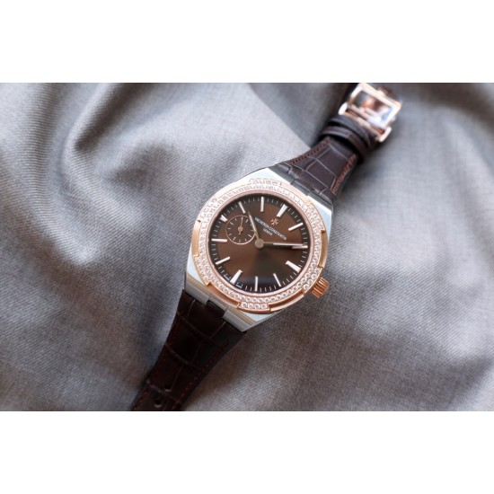 ★实拍 Vacheron Constantin江诗丹顿纵横四海系列OVERSEAS女款小号型2300v/2305v【表壳】表径3610.8mm 同步原装 质感细腻大方 蓝宝石镜面【字面】表盘经旭日纹缎面拉丝工艺处理 深邃优雅 18k金时标均带白色夜光涂层【机芯】CITIZEN8系列改Cal.5300机芯(机芯稳定零返修 )后原装18k纳米镀金质摆陀【表带扣】半马其他十字三片折叠式表扣 进口牛皮表带越欣赏 越懂欣赏 ★实拍 Vacheron Constantin江诗丹顿纵横四海系列OVERSEAS女款小号型2300v/2305v【表壳】表径3610.8mm 同步原装 质感细腻大方 蓝宝石镜面【字面】表盘经旭日纹缎面拉丝工艺处理 深邃优雅 18k金时标均带白色夜光涂层【机芯】CITIZEN8系列改Cal.5300机芯(机芯稳定零返修 )后原装18k纳米镀金质摆陀【表带扣】半马其他十字三片折叠式表扣 进口牛皮表带越欣赏 越懂欣赏