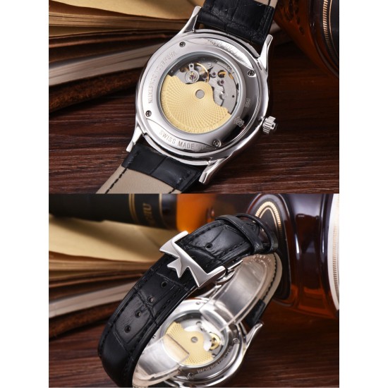 最新款江诗丹顿(Vacheron Constantin)传承系列9位24时真日⭐️月星辰全面推出,成功商务人士必备,采用全自动进口机芯(零返修、零故障)顶级316精钢表壳,原装按扣 进口小牛皮,锅盖玻璃,做工一流,型男必备。送礼极佳,先下手为强! 最新款江诗丹顿(Vacheron Constantin)传承系列9位24时真日⭐️月星辰全面推出,成功商务人士必备,采用全自动进口机芯(零返修、零故障)顶级316精钢表壳,原装按扣 进口小牛皮,锅盖玻璃,做工一流,型男必备。送礼极佳,先下手为强!