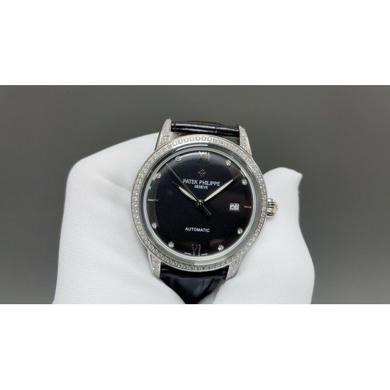 百达翡丽-PATEK PHILIPPE-火热新款式,新款锅盖,耗时长达8个月!超薄男士自动机械腕表,采用进口原装9015机芯,每小时振频28800次,零返修质量,直径40mm原装尺寸,超薄工艺8mm,锅盖玻璃材质!超强防水50米!专柜同款,一比一复刻!带上他锋芒尽显,气派不凡!耀眼光辉,永恒尊贵。⚠️请认准专业独家品质!欢迎转载 百达翡丽-PATEK PHILIPPE-火热新款式,新款锅盖,耗时长达8个月!超薄男士自动机械腕表,采用进口原装9015机芯,每小时振频28800次,零返修质量,直径40mm原装尺寸,超薄工艺8mm,锅盖玻璃材质!超强防水50米!专柜同款,一比一复刻!带上他锋芒尽显,气派不凡!耀眼光辉,永恒尊贵。⚠️请认准专业独家品质!欢迎转载