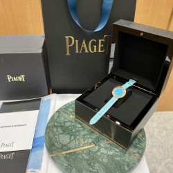 伯爵“时来运转”顶级奢侈品入门款四月季新配色 “蓝宝石”表面 拥有天然的蓝色变彩，展现独特的梦幻气息第一眼看到它的时候我一眼就中，首先是外观设计足够百搭，旋转式表圈可自由转动，外层一圈可来回转动 很有寓意、一起“转动，遇见非凡”。百搭中号34尺寸！上手很秀气，宝蓝色鳄鱼皮可轻松拆卸 看上去就高端，机芯采用瑞士进口石英机芯，螺旋式表圈316L精钢打磨抛光 表面光亮如镜、表盘内圈钻石刻度 11颗⭕️圆形美钻、外圈42颗圆形美钻
