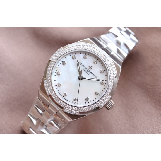 实拍【Vacheron Constantin江诗丹顿】纵横四海系列OVERSEAS女款小号型钢带款——一款极具魅力和旅行精神的女性腕表【表壳】直径36mm适合大部分女性佩戴,84颗圆形切割施华洛水更是钻璀璨夺目 【表盘】简约的大三针设计 旭日纹缎面拉丝的工艺处理 深邃优雅 时标均带白色夜光涂层 【机芯】CITIZEN8系列改Cal.5300机芯(机芯稳定零返修 ) 原装18k纳米镀金质摆陀 实拍【Vacheron Constantin江诗丹顿】纵横四海系列OVERSEAS女款小号型钢带款——一款极具魅力和旅行精神的女性腕表【表壳】直径36mm适合大部分女性佩戴,84颗圆形切割施华洛水更是钻璀璨夺目 【表盘】简约的大三针设计 旭日纹缎面拉丝的工艺处理 深邃优雅 时标均带白色夜光涂层 【机芯】CITIZEN8系列改Cal.5300机芯(机芯稳定零返修 ) 原装18k纳米镀金质摆陀