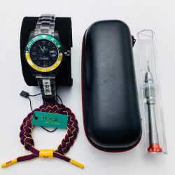 请注意前方[炸弹][炸弹][炸弹]黑旋风来袭了DR Factory2020最新力作[强][强][强] 黑壳劳力士Rolex格林尼治系列：1.【表壳】采用复合电镀工艺 使得壳身电镀更均匀细腻[色]，防反光凸透式放大日历窗2.【尺寸】40毫米x13毫米3.【表镜】抗刮损蓝水晶玻璃！4.【机芯】稳定复刻2836自动机械机芯！5.【表带】蚝式三节表链折叠扣！DR匠心之作 欢迎各路表友品鉴！（福利：现在买就送专用手表收纳盒+专用拆表工具+时尚潮人运动手环一条）