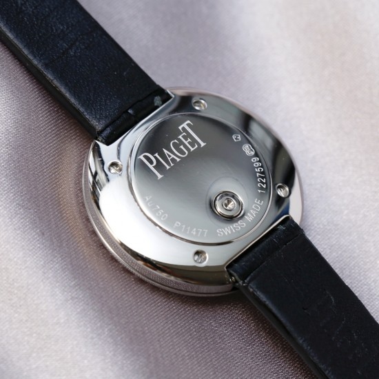 伯爵-PIAGET PIAGPOSESSION系列 完美品相,360度可旋转耀眼钻圈,时来运转好寓意,满钻镶嵌,高端大气,这款高级女士皮带腕表以Posession系列的标志性旋转圆环为灵感,搭配璀璨钻石彰显标志性风格 瑞士机芯,采用原装针式表扣佩戴方便!尺寸:29mm实物拍摄品质如一! 伯爵-PIAGET PIAGPOSESSION系列 完美品相,360度可旋转耀眼钻圈,时来运转好寓意,满钻镶嵌,高端大气,这款高级女士皮带腕表以Posession系列的标志性旋转圆环为灵感,搭配璀璨钻石彰显标志性风格 瑞士机芯,采用原装针式表扣佩戴方便!尺寸:29mm实物拍摄品质如一!