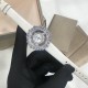 萧邦Happy Diamonds系列特别款!2019年官网力推款!2018即将过去,新的一年从元旦开始!枫叶美丽并寓意着坚毅精神!即代表永恒爱情送给恋人,也代表对美好的回忆,可送给一路陪伴的朋友,还代表一种岁月的轮回。1比1超前做工同步首发!表面配置三块蓝宝石防刮玻璃,瑞士朗达机芯,尺寸:外径34mm内径14mm。表带14/12。 萧邦Happy Diamonds系列特别款!2019年官网力推款!2018即将过去,新的一年从元旦开始!枫叶美丽并寓意着坚毅精神!即代表永恒爱情送给恋人,也代表对美好的回忆,可送给一路陪伴的朋友,还代表一种岁月的轮回。1比1超前做工同步首发!表面配置三块蓝宝石防刮玻璃,瑞士朗达机芯,尺寸:外径34mm内径14mm。表带14/12。